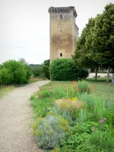 Castillo de Roquetaillade - Parque Roquetaillade : cama de flores y camino de entrada que conduce a la torre del antiguo castillo