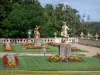 Castillo de Valençay - Las estatuas, las cuencas de agua y flores en el jardín de la Duquesa