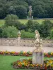 Castillo de Valençay - Escultura (estatua) y las flores del jardín de la Duquesa