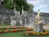 Castillo de Valençay - Escaleras, escultura (estatua) y el jardín arriate de la Duquesa