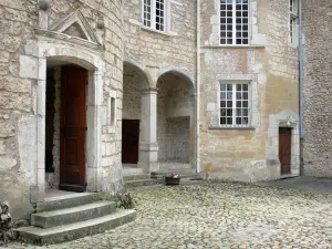 Castillo de Virieu - Puerta de la mazmorra y el patio del castillo