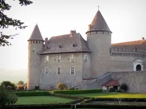 Castillo de Virieu - Fortaleza medieval, sus jardines franceses