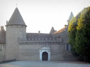 Castillo de Virieu - Torre y puerta de entrada de la fortaleza medieval