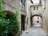 Castillon-du-Gard - Ruelle pavée du village médiéval bordée de maisons en pierre