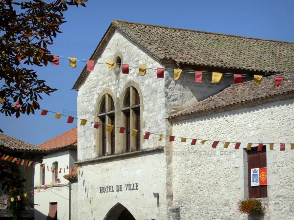 Castillonnès - Bastide town: facade of the Town hall and pennants