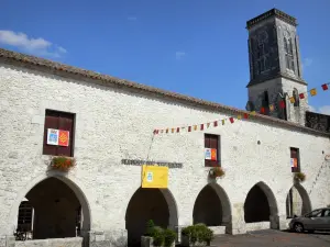 Castillonnès - Bastide town: bell tower of the Saint-Pierre church overlooking the Place des Cornières square