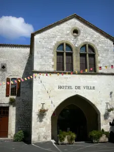 Castillonnès - Bastide town: facade of the Town Hall