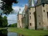 Castle Meil​​lant - 城堡塔和护城河，在天空的云彩
