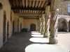 Castle Rochechouart - Colunas de torção da galeria de arcada do castelo