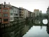 Castres - Pont enjambant la rivière (l'Agout) et vieilles maisons se reflétant dans les eaux