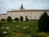 Castres - Parterres de broderies du jardin de l'Évêché, ancien palais épiscopal abritant l'hôtel de ville (mairie) et le musée Goya, tour Saint-Benoît