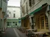 Castres - Ruelle de la vieille ville avec terrasse de restaurant et maisons