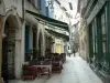 Castres - Ruelle, terrasse de café, stores, boutiques et maisons de la vieille ville
