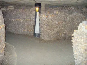 Catacombe di Parigi - Boneyard (situato nelle ex cave sotterranee): ossa e gallerie