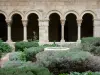 Cathédrale et cloître d'Elne - Arcades et jardin du cloître