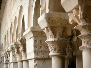 Cathédrale et cloître d'Elne - Chapiteaux sculptés du cloître