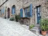 Caunes-Minervois - Pflastergasse und Steinfassaden des mittelalterlichen Dorfes