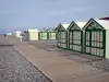 Cayeux-sur-Mer - Resort à beira-mar: cabanas de praia, placa e caminho de cascalho