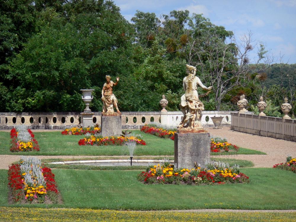 Guide du Centre-Val de Loire - Château de Valençay - Statues, bassin d'eau et parterres fleuris du jardin de la Duchesse