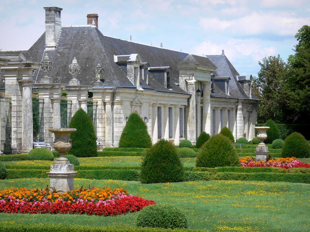 Guide du Centre-Val de Loire - Château de Valençay - Dépendances et parterres fleuris des jardins à la française