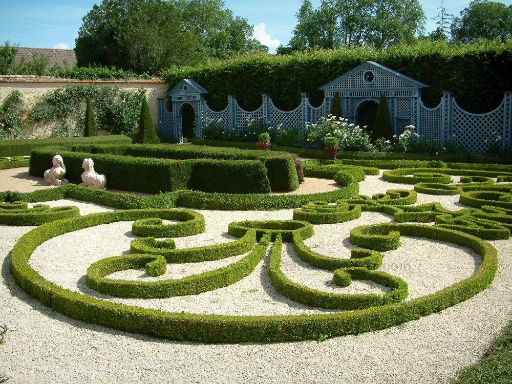 Guide du Centre-Val de Loire - Château d'Ainay-le-Vieil - Chartreuses des Montreuils : jardin avec parterres de broderie, statues, fleurs blanches et treillages
