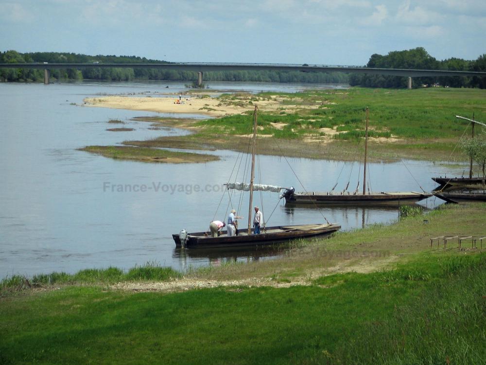 Guide du Centre-Val de Loire - Val de Loire - Rives, fleuve (la Loire) avec des bateaux, pont et arbres