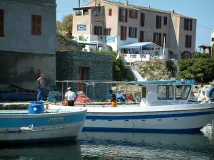 Centuri - No porto da aldeia, barcos de pesca com pescadores