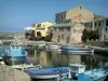 Centuri - Petit port avec des bateaux de pêche colorés, quais et maisons du village (marine)