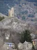 Cerdagne - Tour del Vacaro domina le case del villaggio di Llo, nel Parco Naturale Regionale dei Pirenei catalani