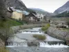 Cervières - Maisons du village en bordure du torrent de la Cerveyrette et montagnes