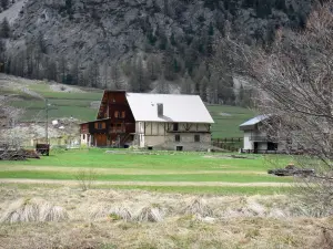 Cervières - Weiler Le Laus: Chalets, Wiese und Bäume