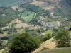 Cevennen Steilhang - Blick auf Le Pompidou, Dorf des Nationalparks der Cevennen, und das umliegende Landschaftsbild von dem Steilhang der Cevennen aus