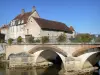 Chablis - Pont fleuri enjambant la rivière Serein et maisons du village