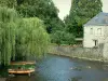 Chailland - Vallée de l'Ernée : rivière Ernée, saule pleureur au bord de l'eau, barque fleurie et maison du village