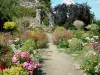 Chailland - Jardin fleuri au pied du rocher de la Vierge