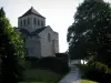 O Chalard - Beco alinhado com árvores que levam à igreja românica