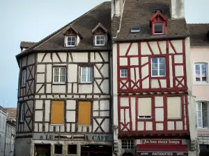 Chalon-sur-Saône - Fachwerkhäuser (Fachwerk) des Platzes Saint-Vincent