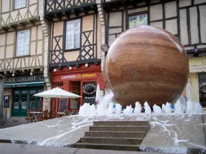 Chalon-sur-Saône - Fachwerkhäuser (Fachwerk), Strassencafé und Brunnen des Platzes Saint-Vincent