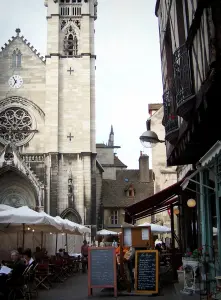 Chalon-sur-Saône - Fassade der Kathedrale Saint-Vincent, Häuser und Strassencafé des Platzes Saint-Vincent