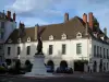 Chalon-sur-Saône - Statue of Nicéphore Niepce and houses of the city