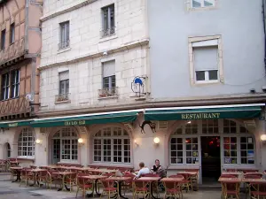 Chalon-sur-Saône - Terrasse eines Restaurants und Häuserfassaden der Altstadt
