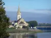 Chalonnes-сюр-Луар - Церковь Сен-Мори на краю Луары, городские дома, мост через реку, деревья (Валь-де-Луар)