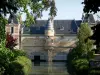 Châlons-en-Champagne - Château du Marché et sa tourelle en encorbellement, pont des Archers, rivière Nau, arbres et arbustes du petit Jard (jardin)