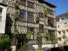 Châlons-en-Champagne - Maison à pans de bois abritant l'office de tourisme, façade décorée de fleurs