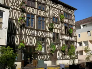 Châlons-en-Champagne - Timber-framed house home to the tourism office, facade decorated with flowers