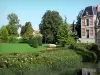 Châlons-en-Champagne - Petit Jard (jardin paysager) : pavillon du château du Marché, rivière Nau, pelouses, allée, arbustes et arbres