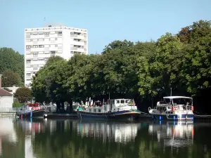 Châlons-en-Champagne - Canal, moored boats, trees along the water, building