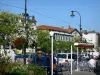 Châlons-en-Champagne - Terrasse de café, lampadaires ornés de fleurs, arbres et maisons de la ville