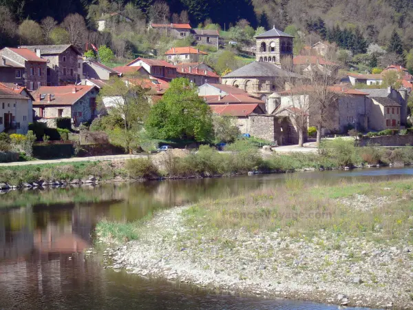 Chamalières-sur-Loire - Casas del pueblo e iglesia prioral románica de Saint-Gilles a orillas del río Loira