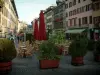 Chambéry - Place Saint-Léger avec arbustes en pots, terrasse de café, boutiques et maisons